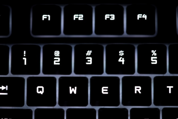 Primo piano di una tastiera di computer nera