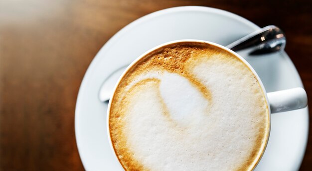 Primo piano di una tazza di caffè caldo