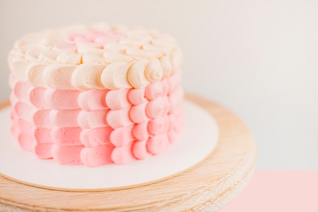 Primo piano di una torta deliziosa fresca