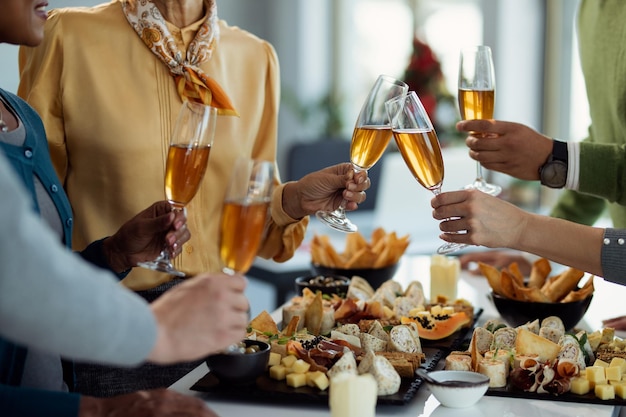 Primo piano di uomini d'affari che celebrano e brindano con Champagne sulla festa in ufficio