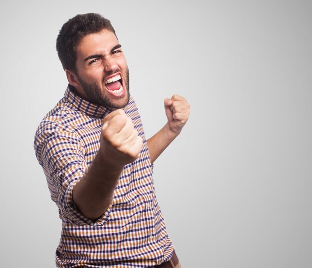 Primo piano di uomo con la faccia arrabbiata, che iniziare a combattere con i pugni