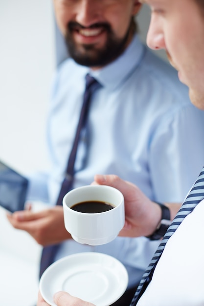 Primo piano di uomo d&#39;affari con una tazza di caffè