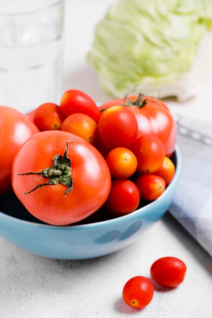 Primo piano di varietà di pomodori in ciotola