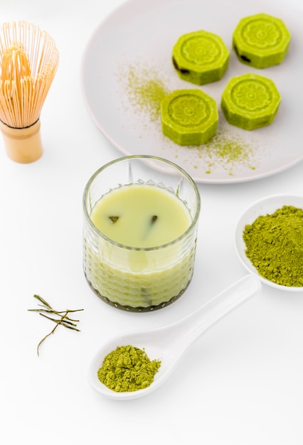 Primo piano di vetro con delizioso tè matcha