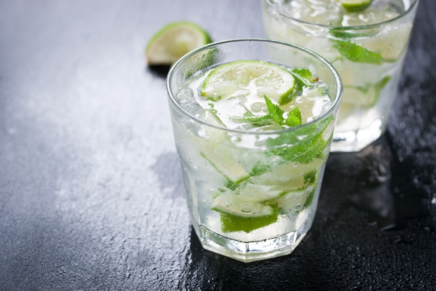 Primo piano di vetro con fette di limone e menta