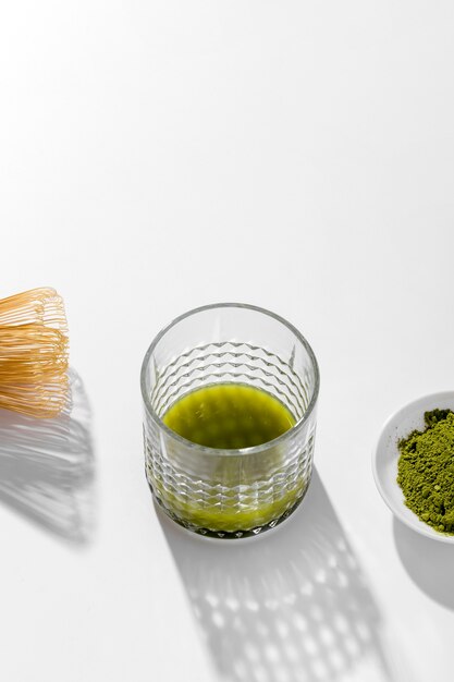 Primo piano di vetro con tè verde matcha