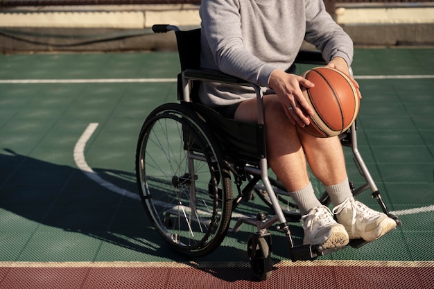 Primo piano disabile con pallacanestro