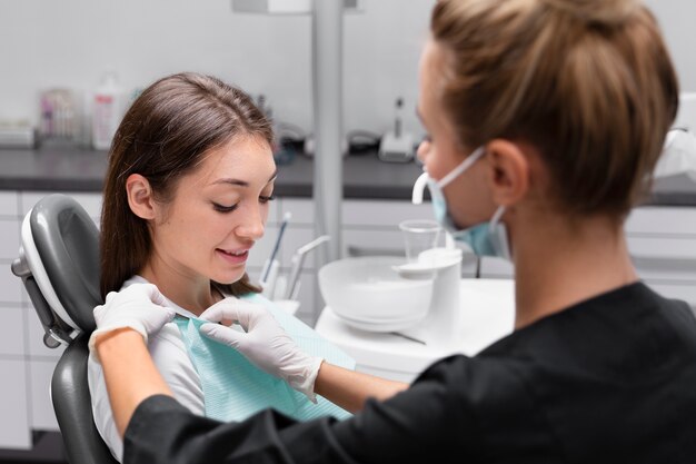 Primo piano donna all'appuntamento dal dentista