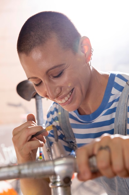 Primo piano donna che esegue un servizio di riparazione