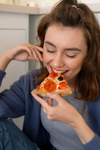 Primo piano donna che mangia pizza eating