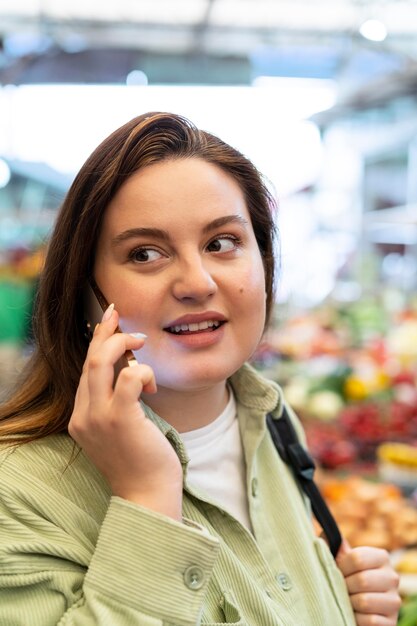 Primo piano donna che parla al telefono