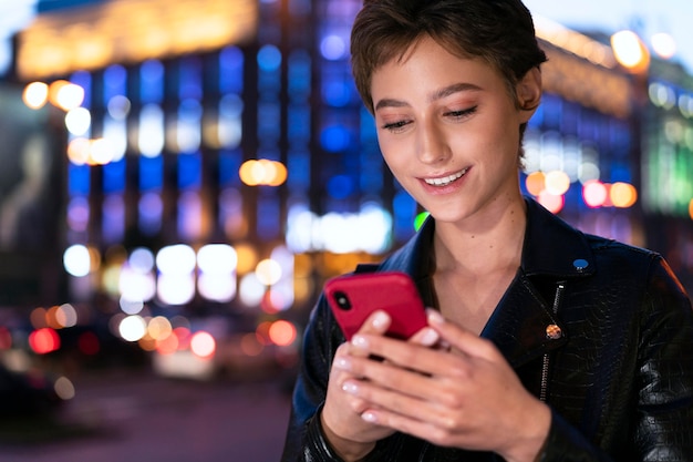 Primo piano donna che tiene smartphone