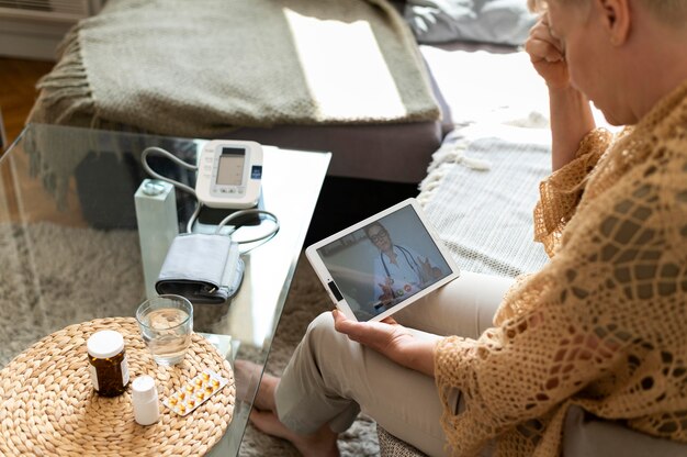 Primo piano donna che tiene tablet