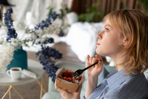 Primo piano donna con cibo delizioso