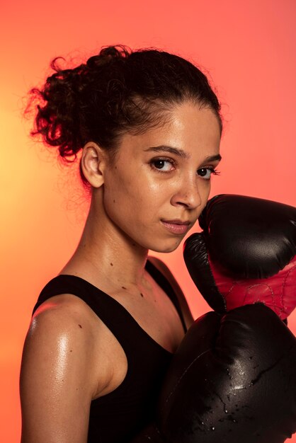 Primo piano donna con guantoni da boxe