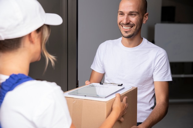 Primo piano donna delle consegne che tiene pacco