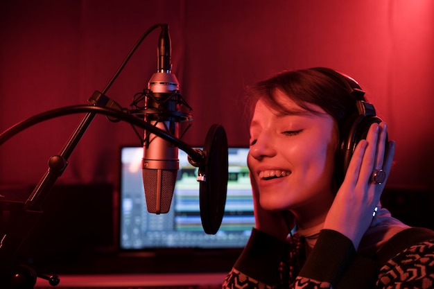 Primo piano donna di talento che canta