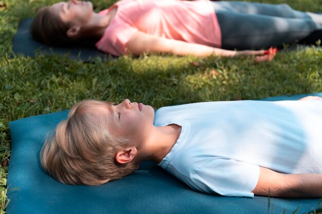 Primo piano donna e bambino che meditano