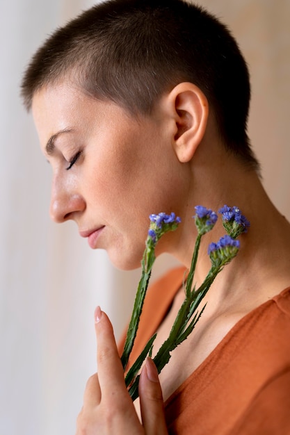 Primo piano donna in posa con fiori