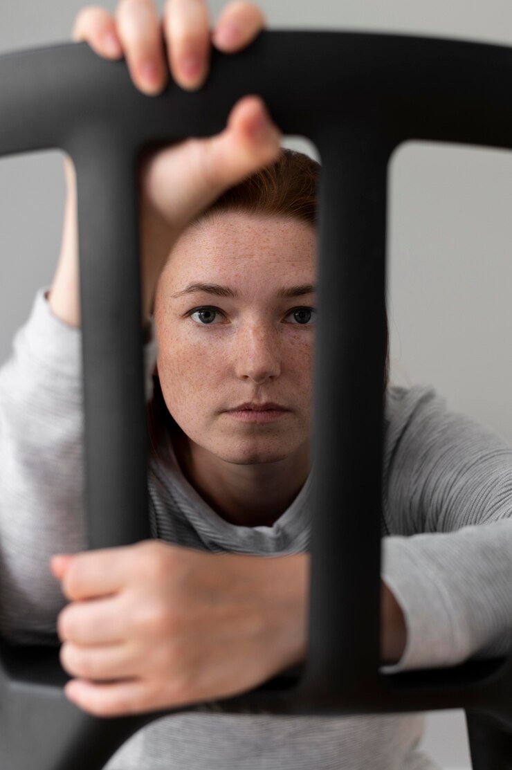 Foto gratuito primo piano donna in posa con sedia