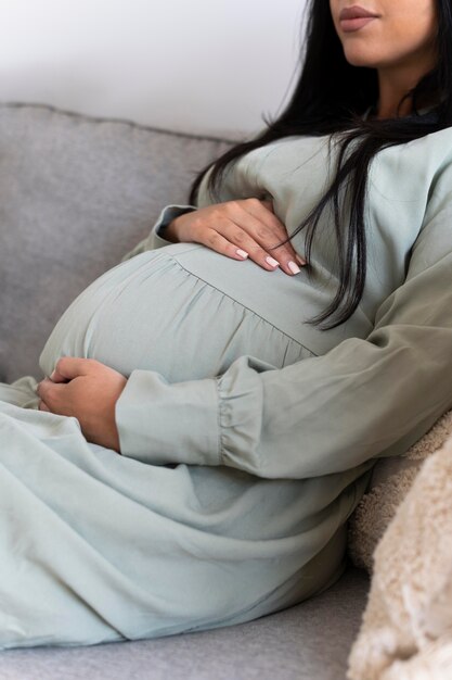 Primo piano donna incinta seduta sul divano