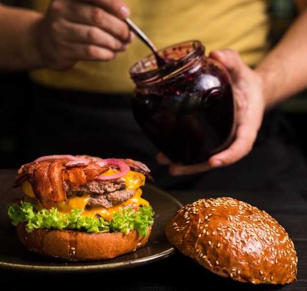 Primo piano doppio cheeseburger con pancetta