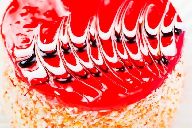 Primo piano estremo della torta di gelatina rossa