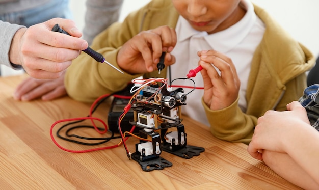 Primo piano facendo robot