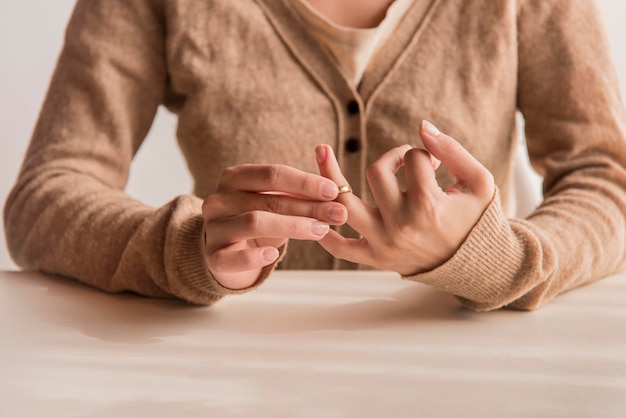 Primo piano femmina che estrae la fede nuziale