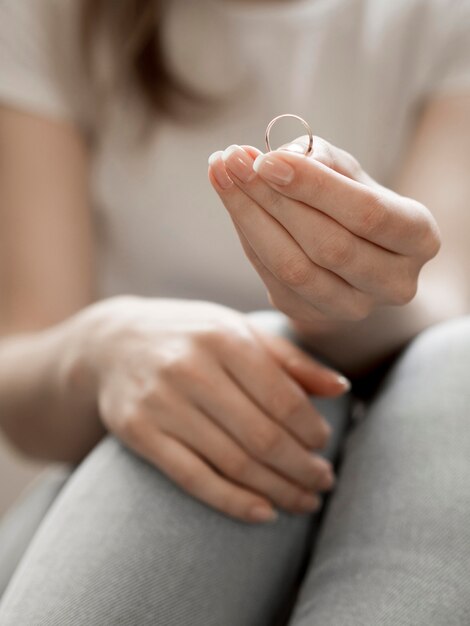 Primo piano femminile dell'anello di matrimonio della tenuta