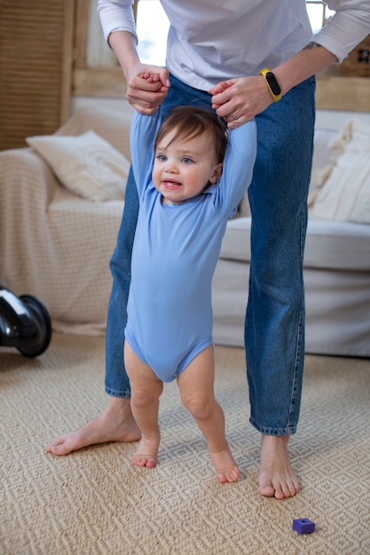 Primo piano genitore e bambino sorridente che camminano insieme