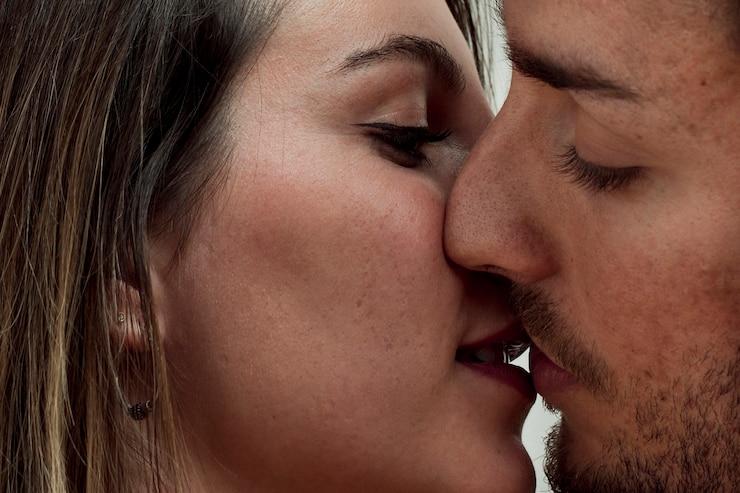 Foto gratuito primo piano giovane coppia baciare