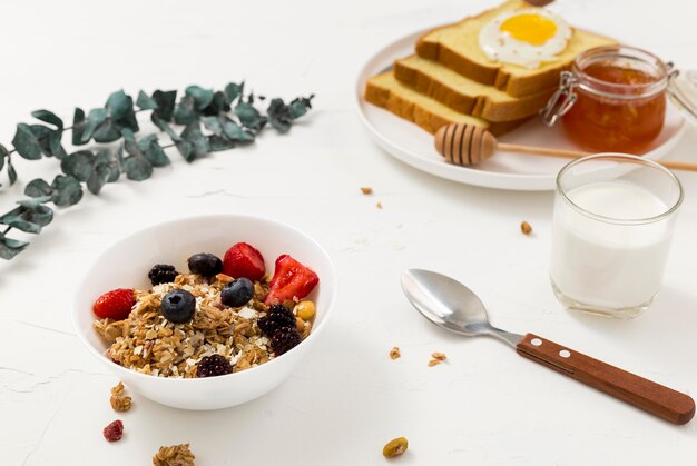 Primo piano gustosa colazione pronta per essere servita