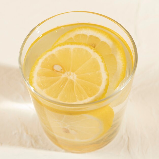 Primo piano gustoso bicchiere di limonata