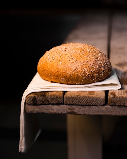 Primo piano gustoso pane fatto in casa con semi