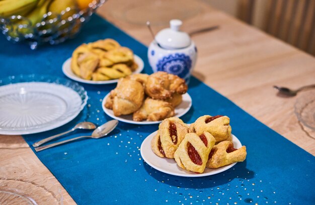 Primo piano ha sparato di gustoso dessert cercando in un piatto