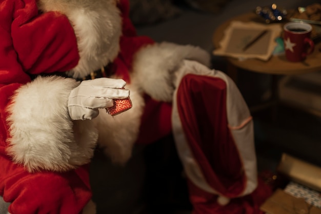 Primo piano il Babbo Natale che consegna i regali