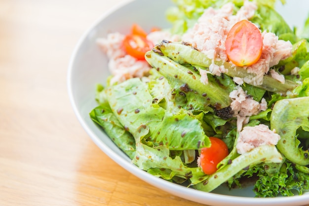 primo piano in scatola insalata a cena cibo