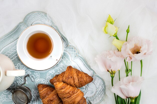 Primo piano inglese dei croissant e del tè