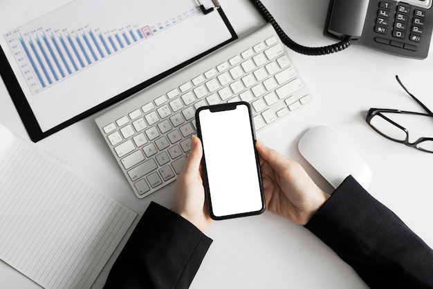 Primo piano lavoratore tenendo il telefono cellulare