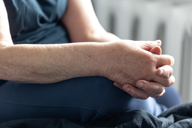 Primo piano le mani di una donna anziana