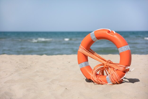 Primo piano lifering sulla spiaggia