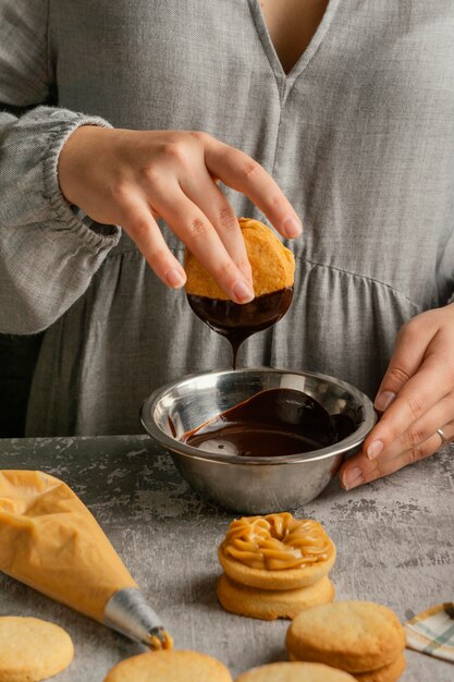 Primo piano mano che tiene alfajores