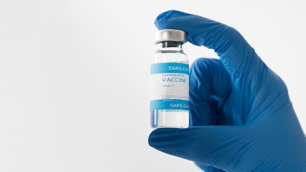 Primo piano mano che tiene il vaccino covid