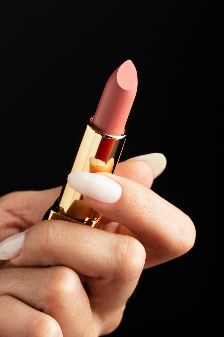 Foto gratuito primo piano mano che tiene rossetto rosa