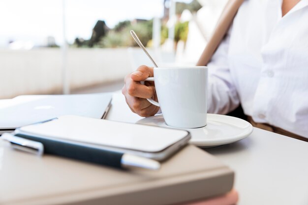 Primo piano mano che tiene tazza di caffè