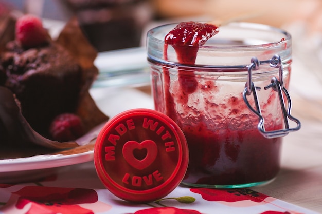 Primo piano marmellata di lamponi fatta in casa