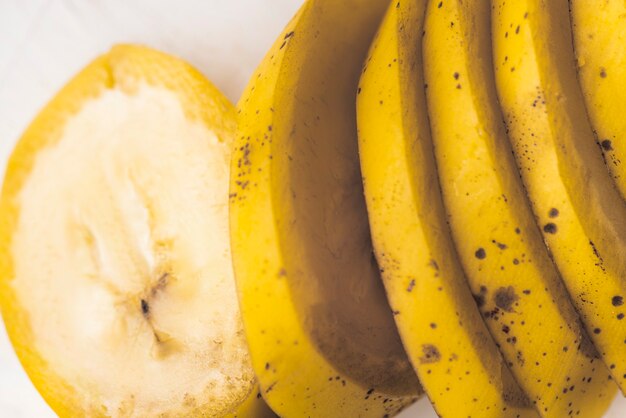 Primo piano maturo delle fette della frutta della banana