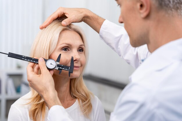 Primo piano medico che misura con lo strumento