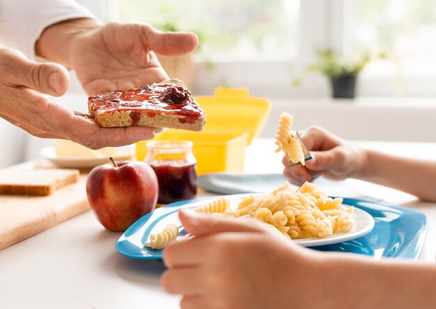 Primo piano nipote e nonno con il cibo